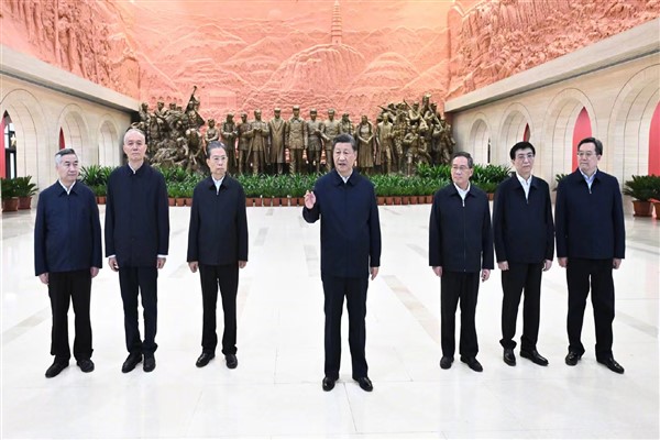 Xi Jinping ve diğer parti liderleri Yan'an Devrimci Anıtı’nı ziyaret etti