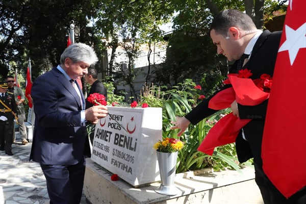 Hatay'da şehit kabirlerine karanfil bırakıldı