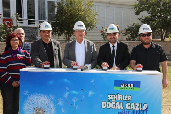 Edremit'in 2 sahil mahallesine ilk doğalgaz verildi