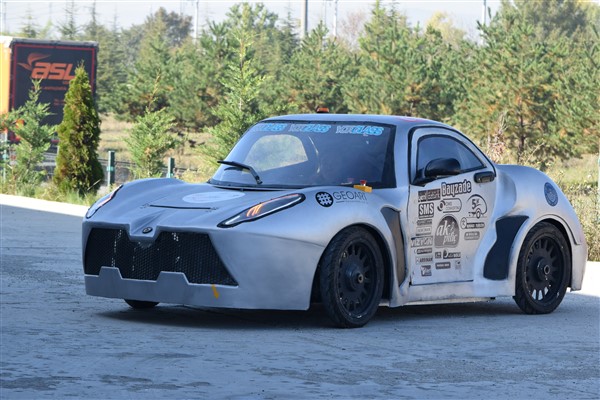 Ayvaz'ın elektrikli otomobili Yorglass’ın Bolu fabrikasında sergilendi