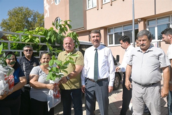 Anamur'dan kadın çiftçilere avokado fidanı