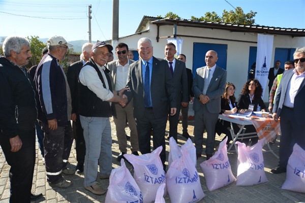 Kınık’taki üreticilere 8 ton karakılçık tohumu dağıtıldı