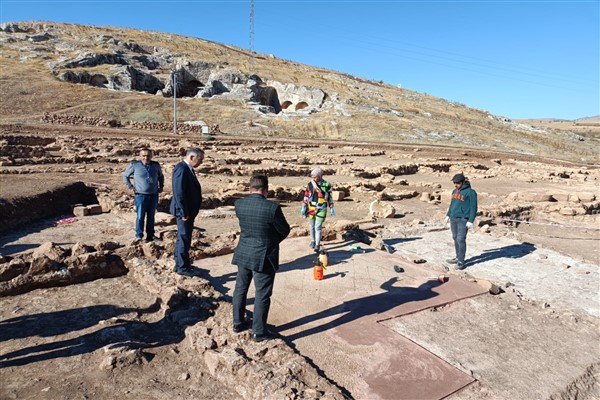 Perre Antik Kenti'nde bin 800 yıllık mozaik taban bulundu