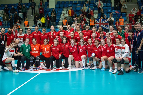 Türkiye-Büyük Britanya hentbol maçının sonunda dostluk rüzgarları esti