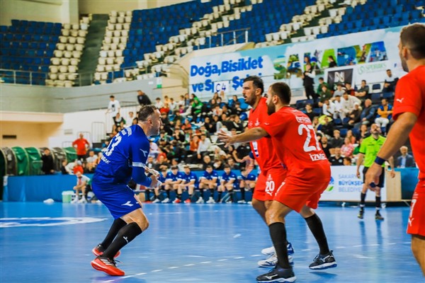 Sakarya Hentbol'da İzmir'i mağlup etti