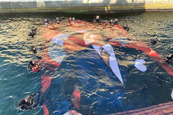 AKUT, Ata'ya saygı için Dolmabahçe'de daldı