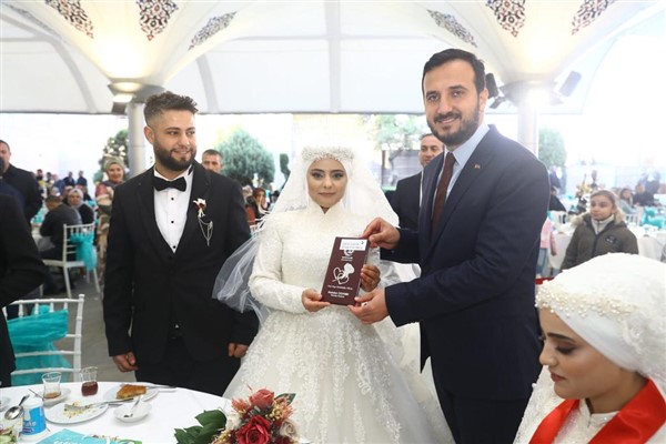 Bağcılar'da 15 çift, toplu düğünle mutluluğa adım attı