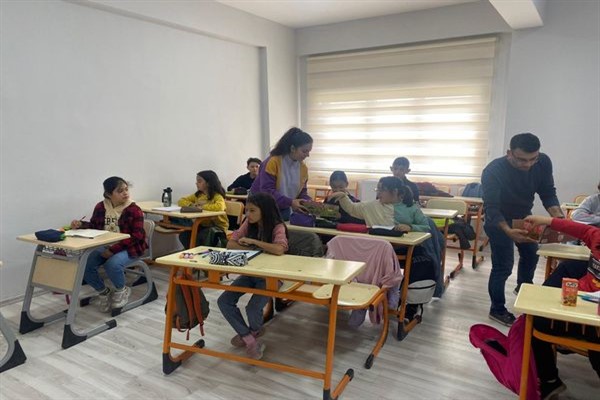 Emirdağ Gençlik Merkezi'nde ingilizce kursu başladı