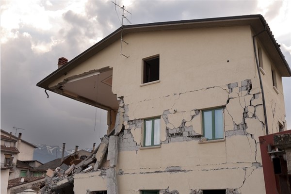 Deprem sırasında panik ve korku yaralanmalara yol açıyor!