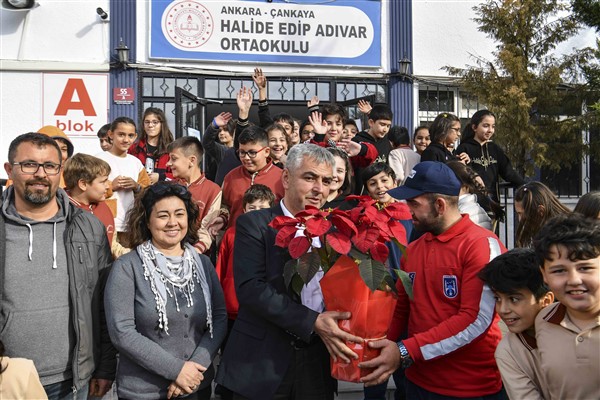 Başkent'te Atatürk çiçeği ile Öğretmenler Günü kutlaması