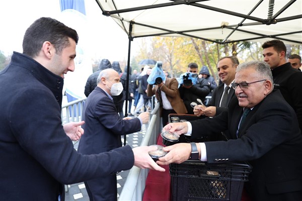 Başkan Büyükkılıç’tan ERÜ'de aşure ikramı