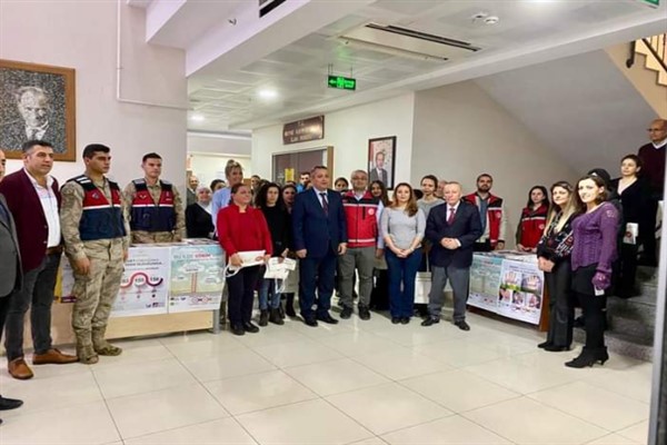 Defne Kaymakamlığı'ndan 'kadına yönelik şiddete hayır' standı