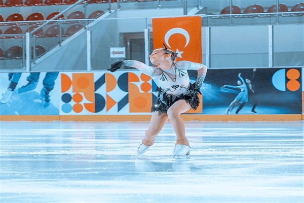 Minik buz pateni sporcusu Doğa annesinin yolunda