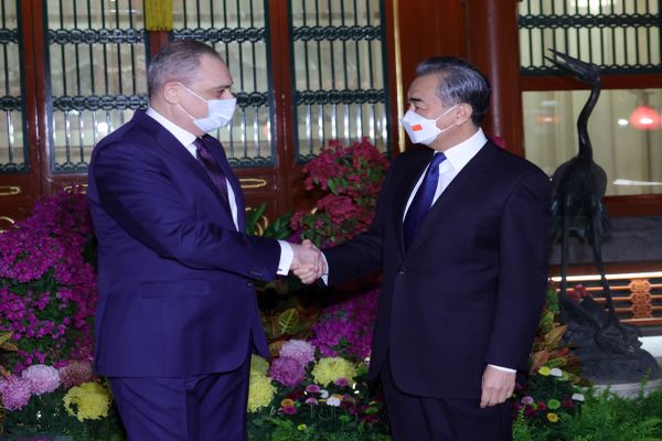 Wang Yi Rusya'nın Beijing Büyükelçisi ile görüştü