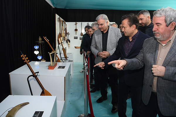 Türk dünyasının geleneksel halk çalgıları Tuzla'da sergileniyor