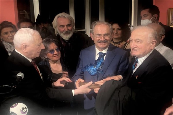 Başkan Büyükerşen’e sanata katkı ödülü verildi