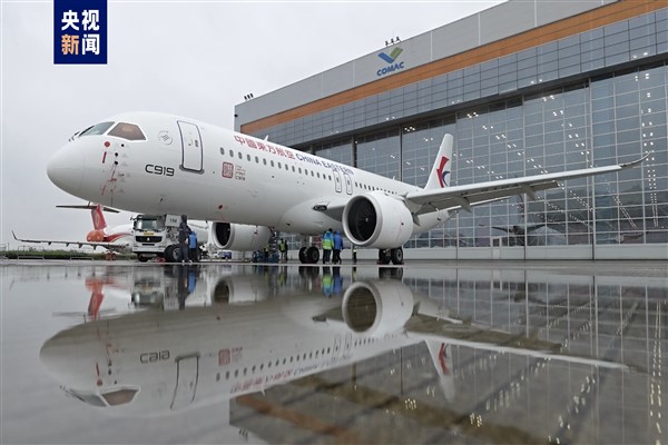 Dünyanın ilk C919 uçağı göklerdeki yerini aldı