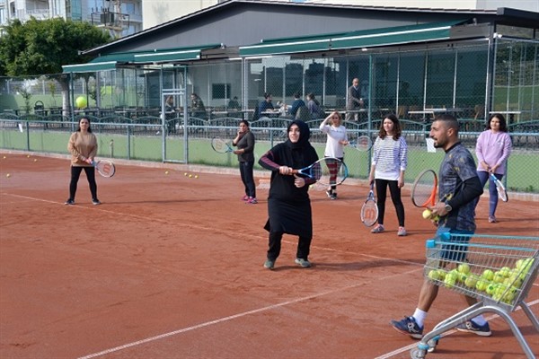 Mersin'de kadınlara özel çay saatinde tenis kursu