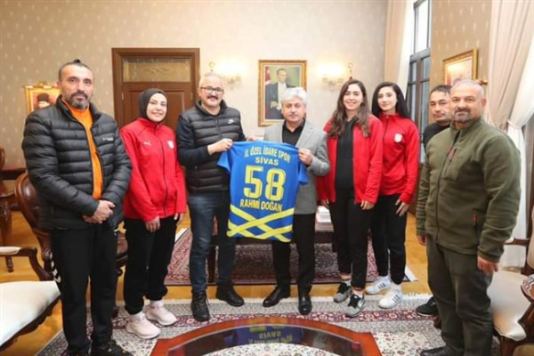 Hatay Valisi Doğan, Sivas Voleybol Takımı'nı kabul etti