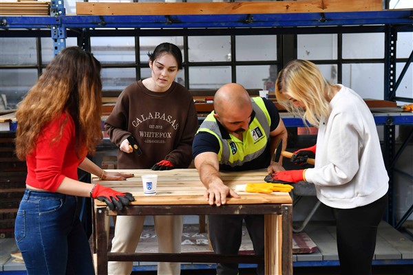 Geri dönüşüm atölyelerinde üretilen köpek kulübeleri dağıtıldı