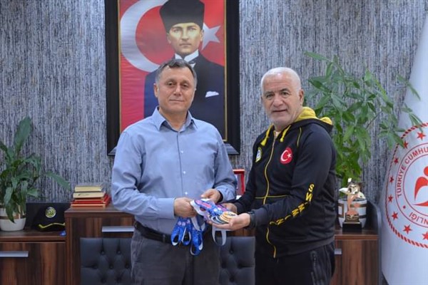 Şampiyon yüzücü İl Müdürü Gevrek'i ziyaret etti