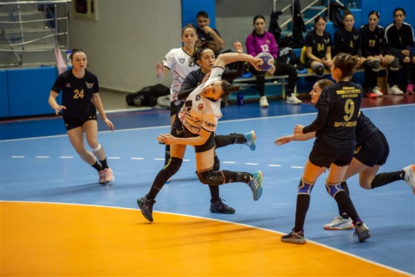 Hentbol Kadınlar Süper Ligi'nin ilk devresi tamamlandı