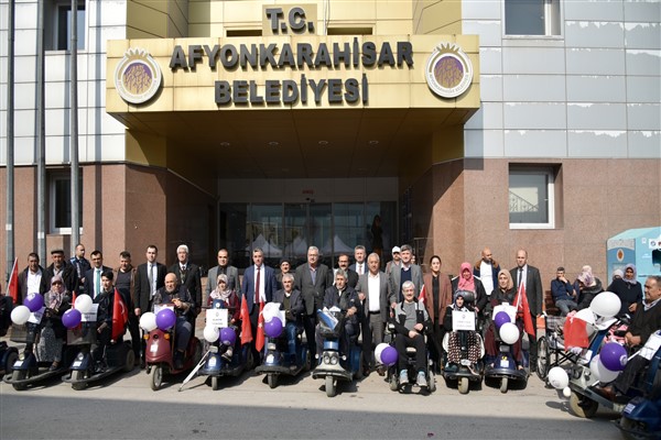 Engelli bireylere tekerlekli sandalyeleri teslim edildi