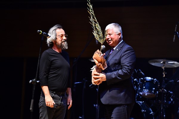 İzmir Büyükşehir Belediyesi SMA hastalarına destek için dayanışma konseri düzenledi