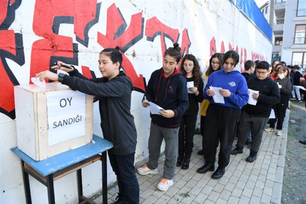 Keşan'da okul öğrencileri sahiplendikleri köpeğin adını seçimle koydu