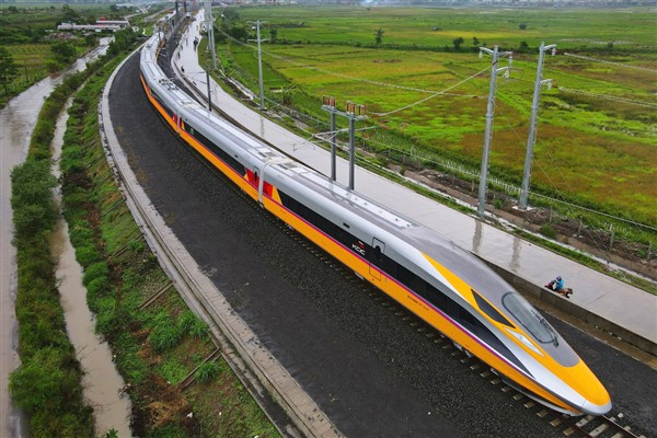 Dağlar ve nehirlerden geçen demir yolları, dünyanın bağlantılılığını artırıyor