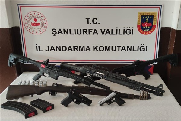 Şanlıurfa'da husumetli ailelerin evlerinde çok sayıda silah ele geçirildi