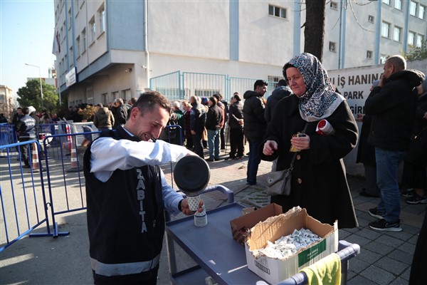 Bağcılar Belediyesi'nden EYT’lilere çay, çorba ve kek ikramı