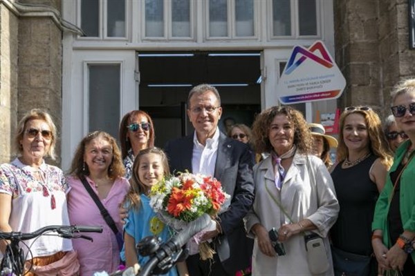 Kadın bisikletçilerden Başkan Seçer'e ziyaret