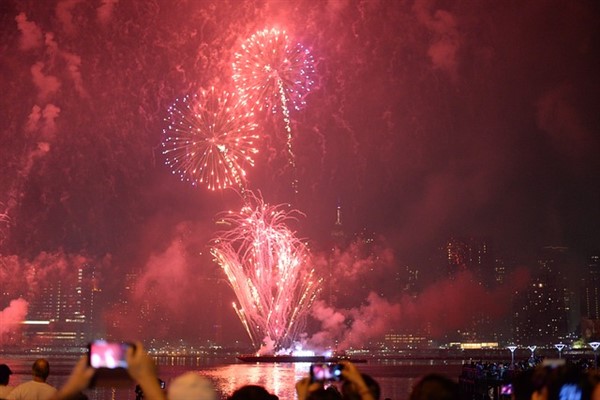 Havai fişekler bizi, havayı, doğayı ve canlıları olumsuz etkiliyor