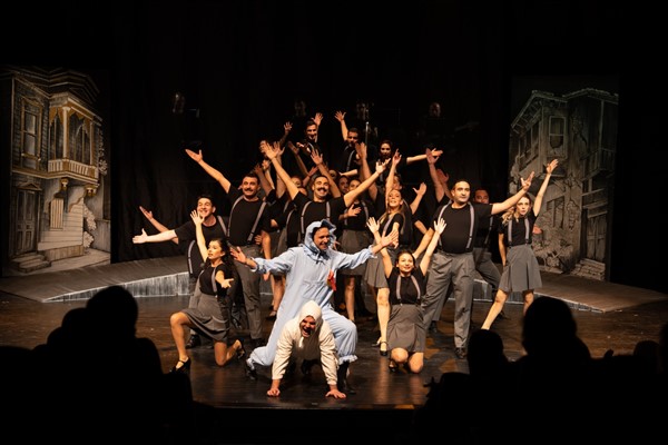 İzmir'de Şehir Tiyatroları Buluşması 4 bin tiyatroseveri ağırladı