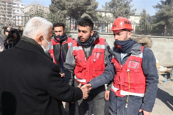 Yapıcıoğlu: “Kurtarma ekipleri insanüstü çaba içerisinde”