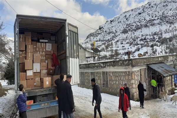  İnsani yardım malzemeleri afetzedelere ulaştırılıyor