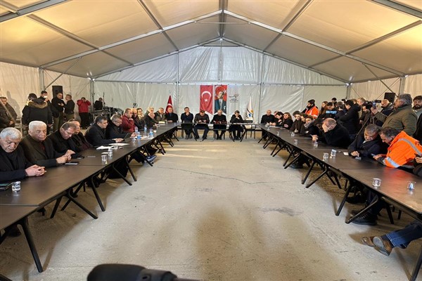 Kılıçdaroğlu ve büyükşehir belediye başkanları ABB'nin deprem yardım üssünde