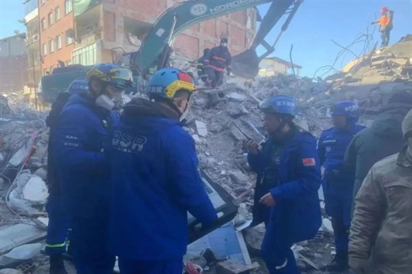 Çinli kurtarma personeli kendi imkanlarıyla Türkiye'ye gitti