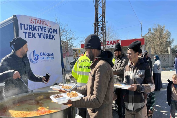 Bağcılar Belediyesi deprem bölgesinde 12 bin kişiye sıcak yemek veriyor