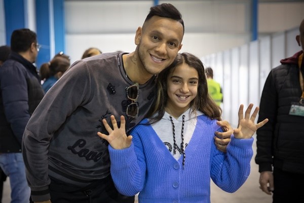 Souza, Mersin'de depremzedeleri ziyaret etti