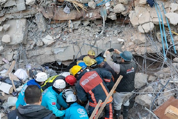 Mersin ekipleri, depremin 158'inci saatinde enkazdan bir kişiyi kurtardı