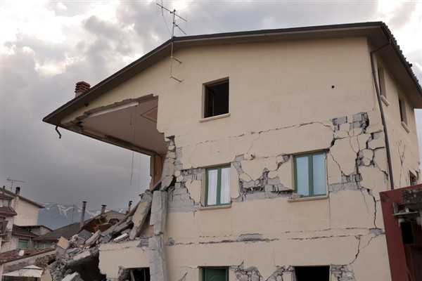 Afet çadırları yangına dayanıklı malzemeden üretilmeli