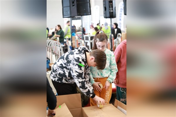 Deprem bölgesinden gelip koli hazırladılar