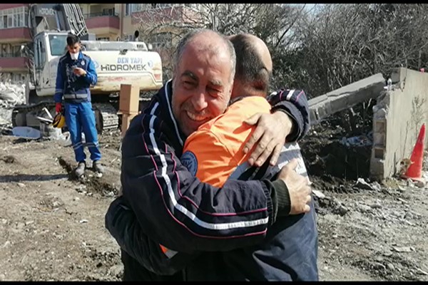 Hatay’da duygulandıran sarılma, günler sonra kendisini enkazdan kurtaran ekiple buluştu