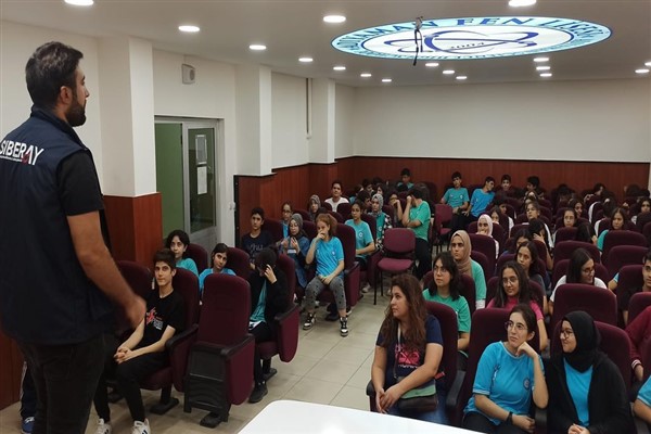 Adıyaman'da "Bilinçli İnternet Kullanımı ve Siber Zorbalık" semineri