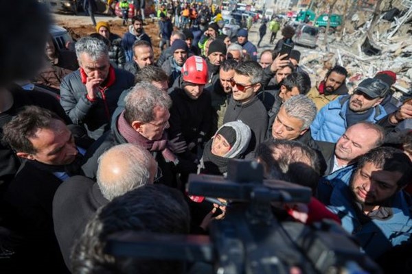 Başkan Seçer: "Su tüketimine göre Mersin'e minimum 200 bin kişi geldi"