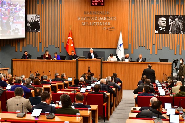 İzmir Büyükşehir'den deprem bölgesindeki çiftçilere yem desteği