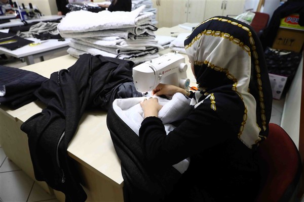 Bağcılar'da depremzedeler için uyku tulumları dikiliyor