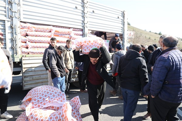 Tarım ve Orman Bakanlığı'ndan depremden etkilenen hayvanlara yem ve mama desteği